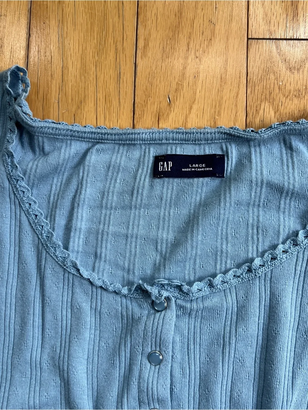 GAP Women's Sky Blue Cropped Ribbed Button-Front Scoop Neck Top - Picture 2 of 4